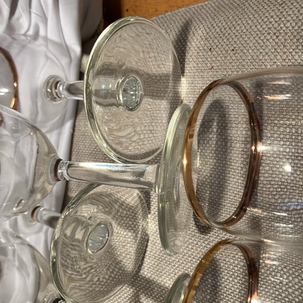 Like new.   Set of 9 simple wine glasses (from 1990s-2000s ). with gold edge - Picture 6 of 10